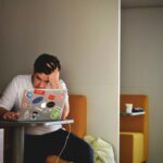 homme stressé au bureau syndrome de l'imposteur quitter CDI
