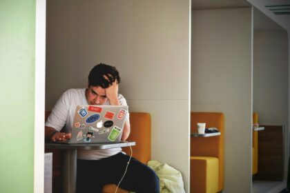 homme stressé au bureau syndrome de l'imposteur quitter CDI